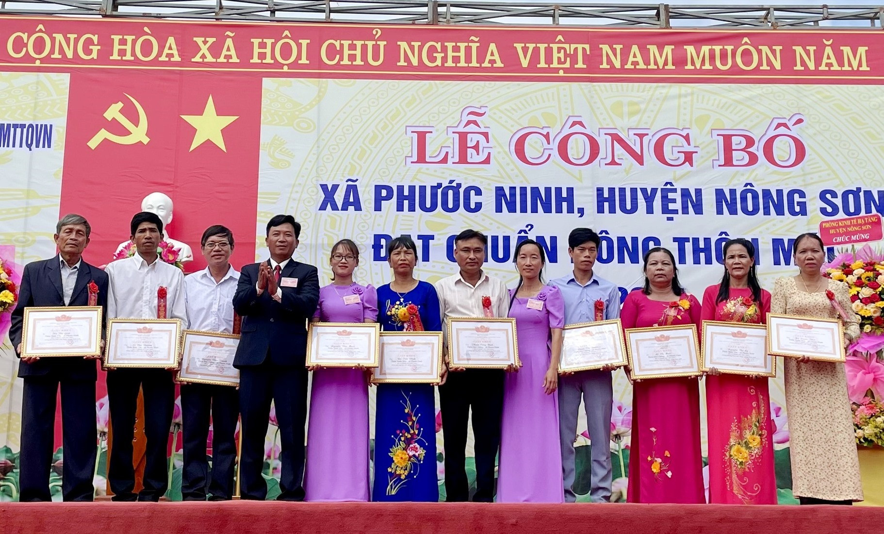 UBND xã Phước Ninh khen thưởng các cá nhân đã có nhiều đóng góp trong quá trình xây dựng nông thôn mới. Ảnh: TÂM LÊ