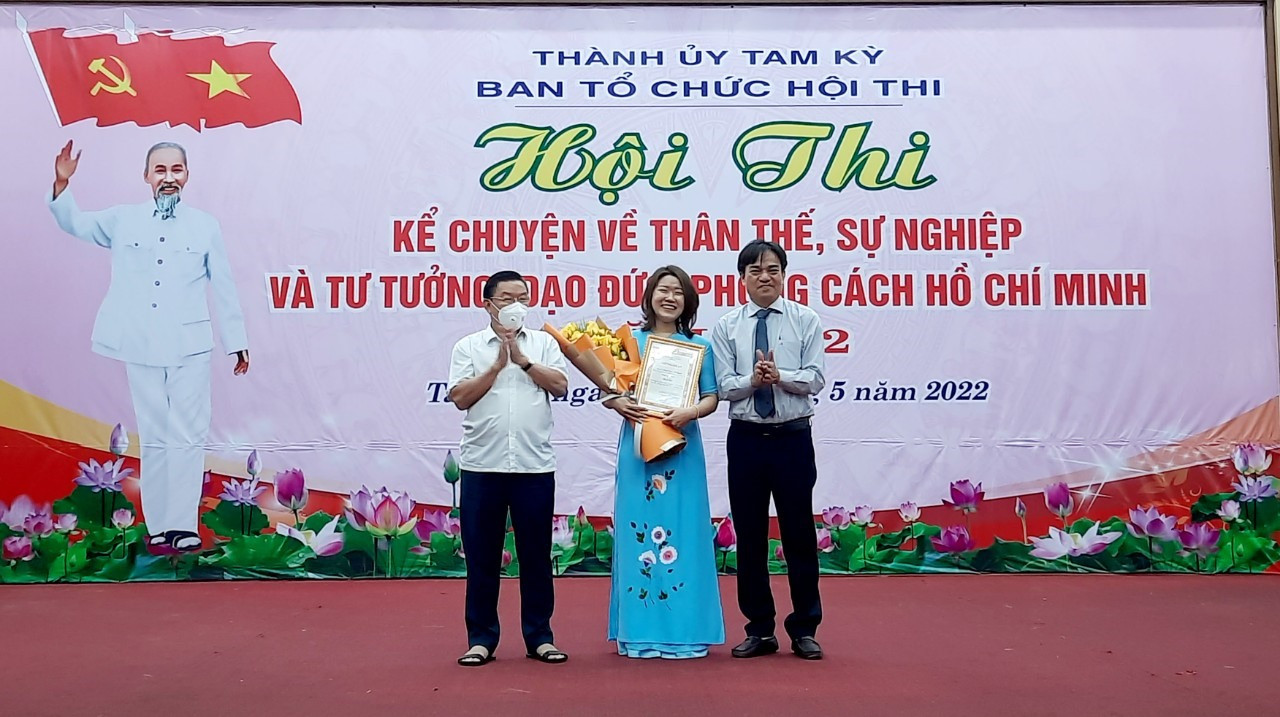 Phó BT thường trực Thành ủy trao giải nhất cho thí sinh Ngôi Trần Tố Uyên