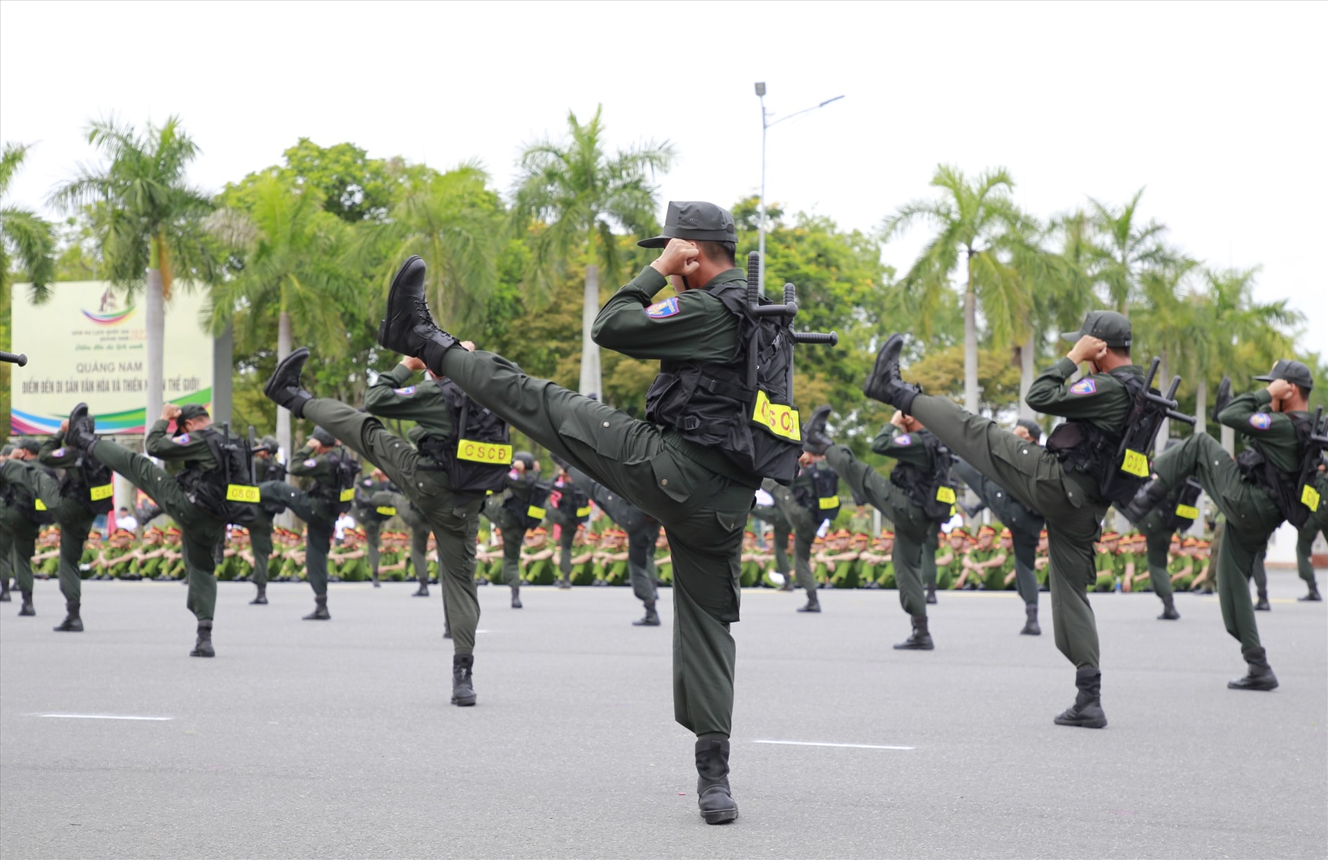 Phần đồng diễn thể hiện kỷ luật, sự rắn rỏi của cán bộ chiến sĩ. Ảnh: T.C