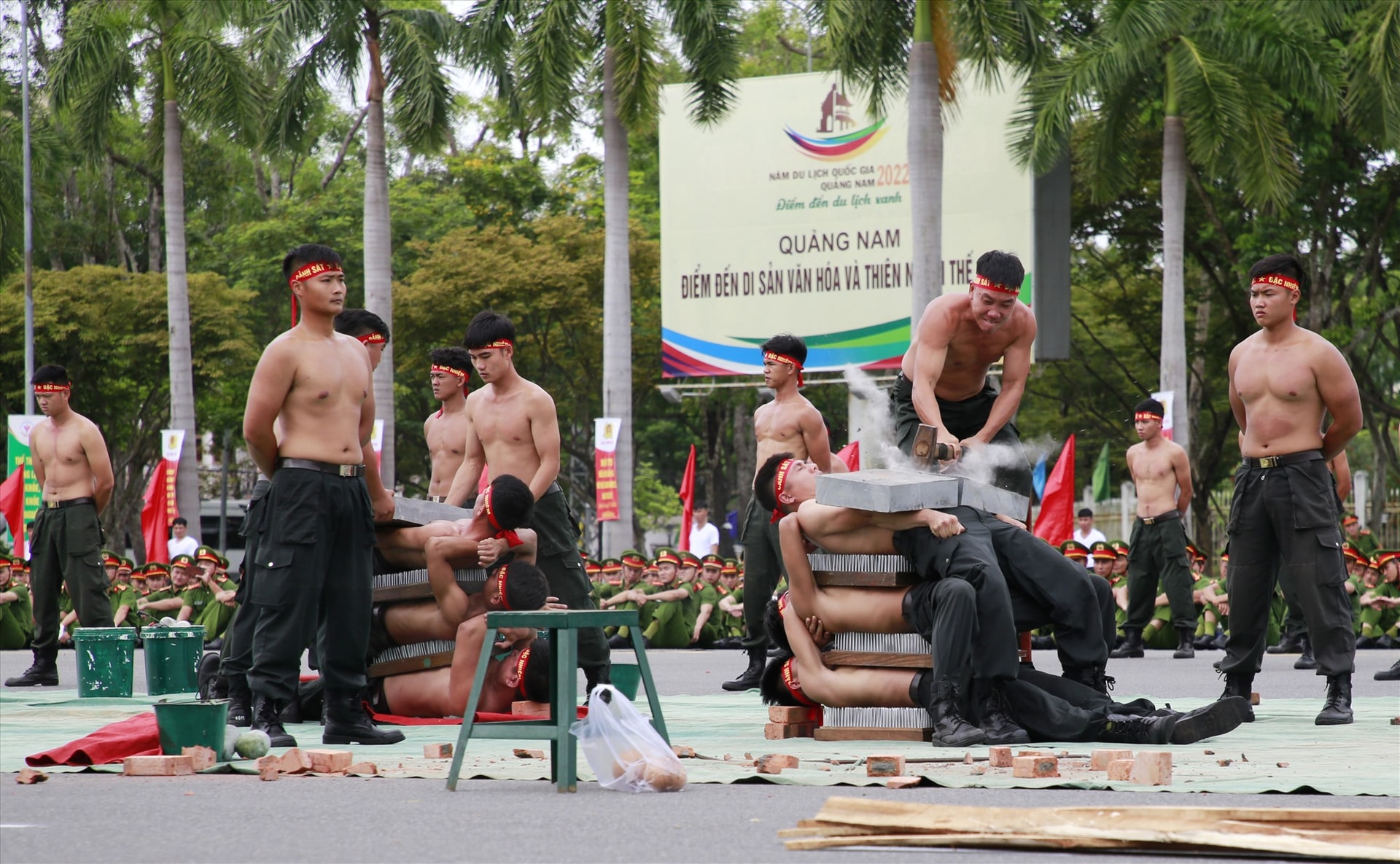 Phần công phá trên bàn chông nhận được nhiều sự cổ vũ của đông đảo người xem tại hội thi. Ảnh: T.C