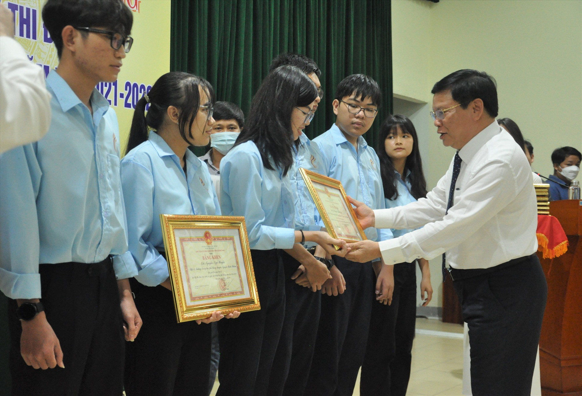 Giám đốc Sở GD-ĐT Thái Viết Tường trao bằng khen của UBND tỉnh cho học sinh. Ảnh: X.P