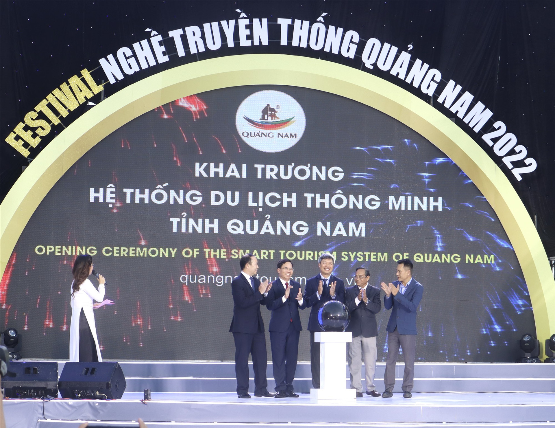 Phó Chủ tịch UBND tỉnh Hồ Quang Bửu và đại diện lãnh đạo các đơn vị liên quan thực hiện nghi thức khai trương