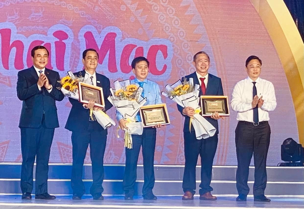 Bí thư Tỉnh ủy Phan Việt Cường và Chủ tịch UBND tỉnh Lê Trí Thanh tặng hoa cho các nhà tài trợ