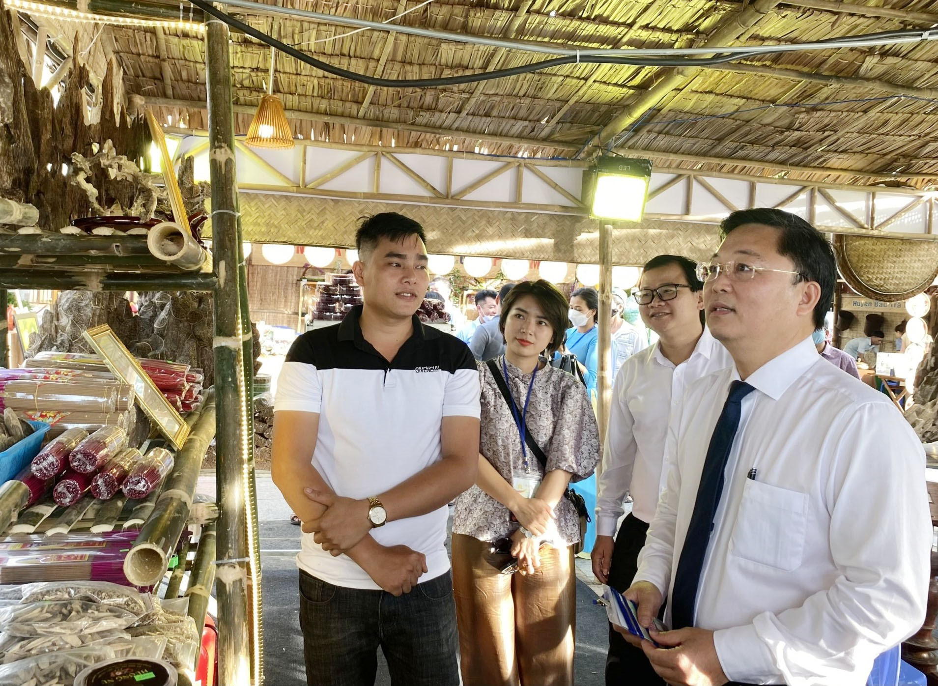 Chủ tịch UBND tỉnh Lê Trí Thanh thăm quan gian hàng tại festival. Ảnh: V.LỘC