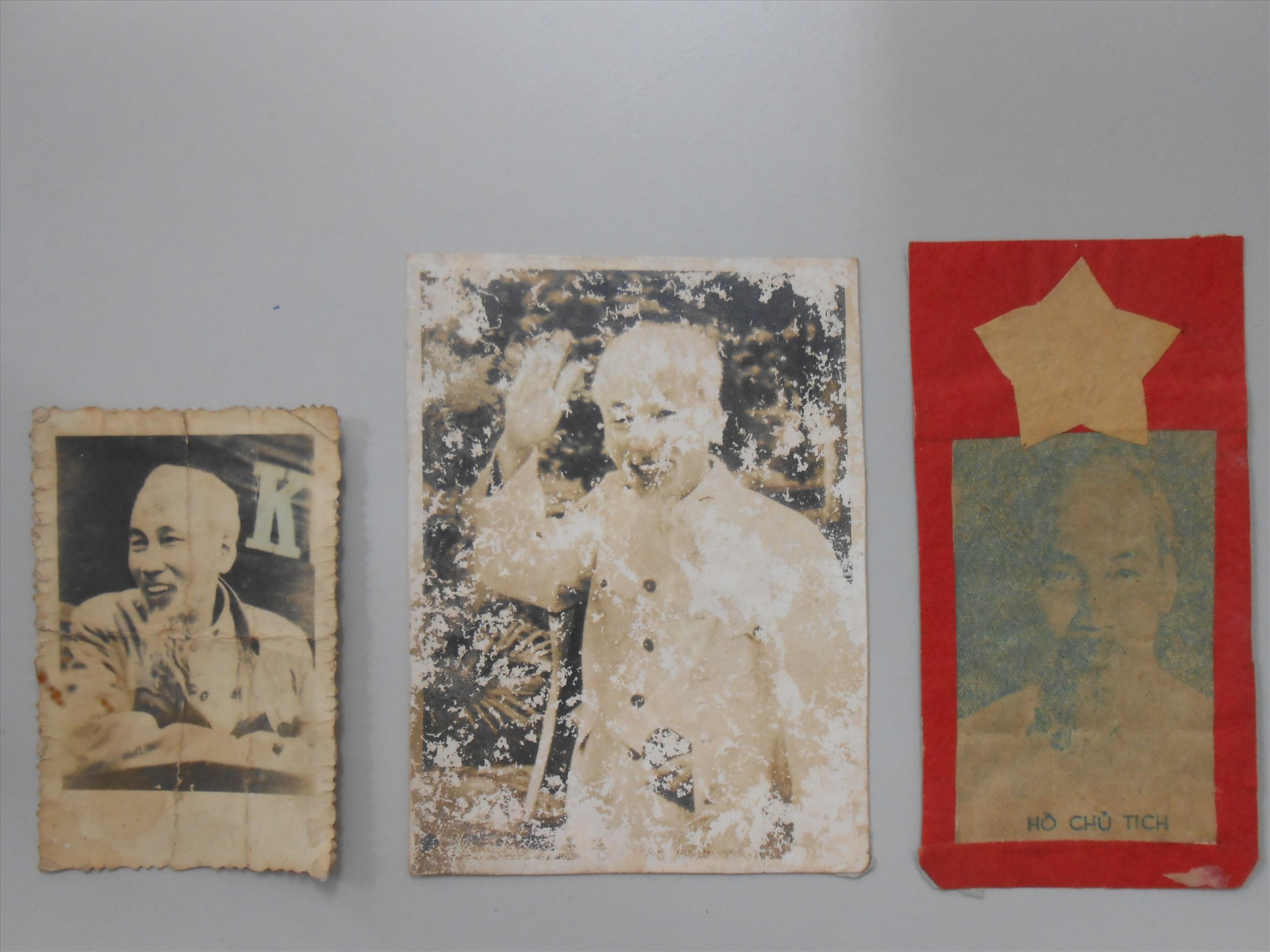 Từ trái qua: Những tấm ảnh chân dung Bác Hồ được bà Dương, ông Tông, ông Xuất lưu giữ hiện đang trưng bày tại Bảo tàng Quảng Nam. Ảnh: TRẦN VŨ