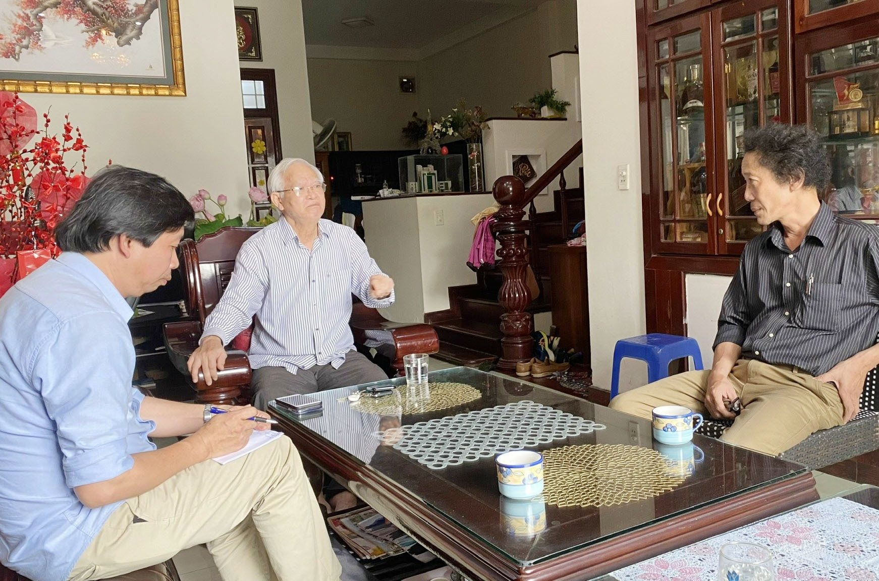 Nhà báo Lê Hoàng Linh chia sẻ chuyện nghề với tác giả Hồ Trọng (bên phải) và Võ Trường. Ảnh: HIỀN VIÊN
