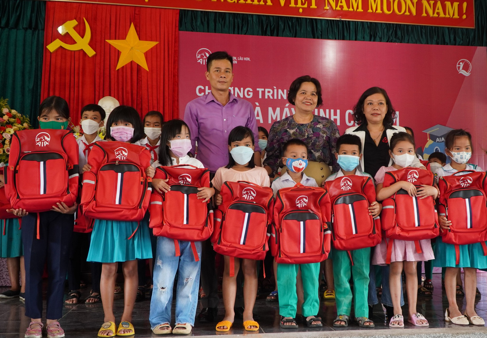 AIA Việt Nam trao máy tính bảng và dụng cụ học tập cho học sinh huyện Thăng Bình. Ảnh: D.L