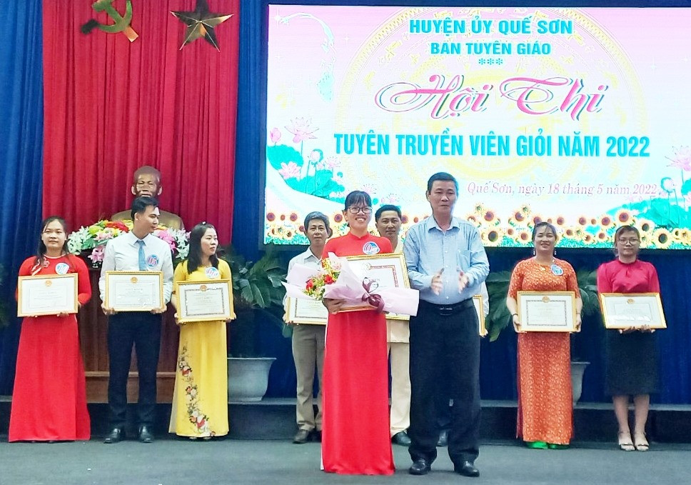 Thí sinh Võ Thị Minh Ánh – Đảng bộ thị trấn Hương An xuất sắc giành giải nhất hội thi. ảnh DT