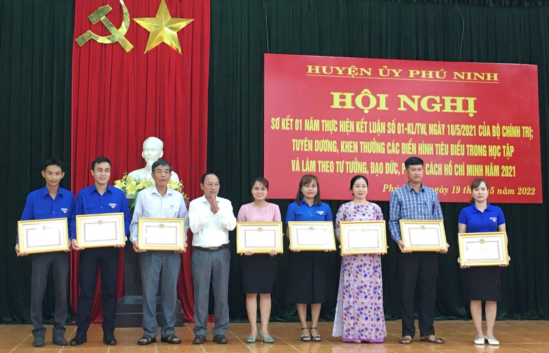 1.2.Huyện ủy Phú Ninh khen thưởng cho các tập thể tiêu biểu trong học tập và làm theo tư tưởng, đạo đức, phong cách Hồ Chí Minh năm 2021.