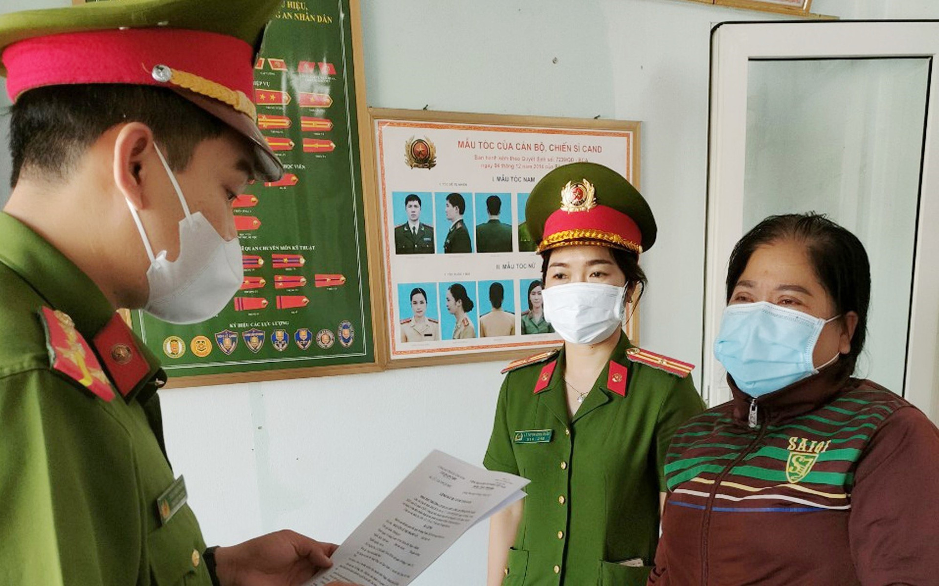 Công an đọc lệnh tạm giam đối tượng Nguyễn Lê Thị Thanh Vân. Ảnh: VP cơ quan Cảnh sát điều tra.