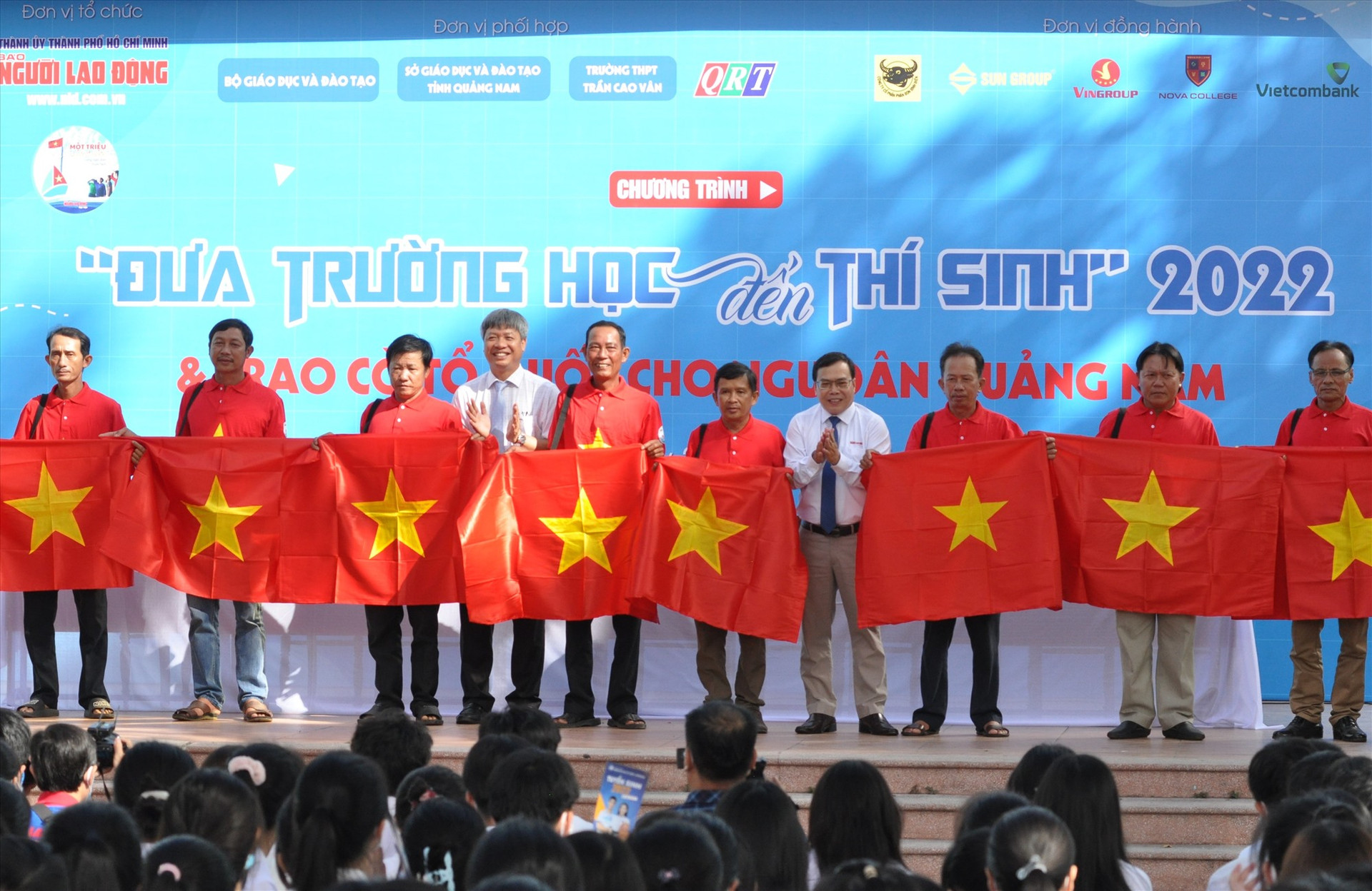 Phó Chủ tịch UBND tỉnh Hồ Quang Bửu trao cờ Tổ quốc cho đại diện ngư dân. Ảnh: X.P