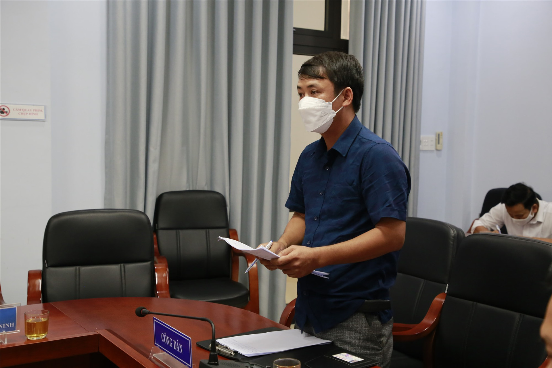 Công dân Lê Duy Tuấn trình bày nội dung khiếu nại tại Ban Tiếp công dân tỉnh.