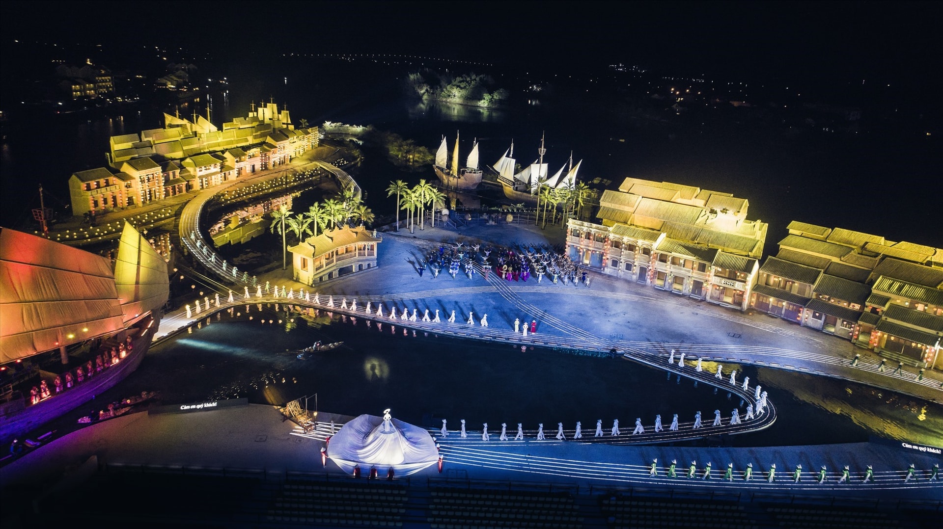Hoi An Memories Show may be an interesting choice when visitors spend time in Hoi An, experiencing the local cultural and historical values and enjoying Vietnamese talents.