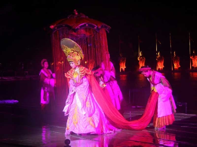 Boat and sea describes the love and expectation via the art of dance.