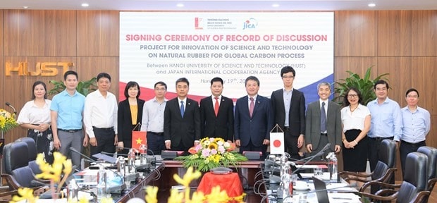 Representatives in the photo session of the signing ceremony. (Photo: JICA)