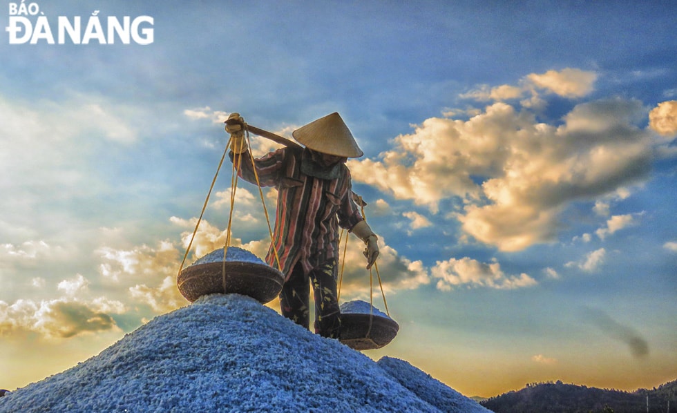 Nặng đôi quang gánh.