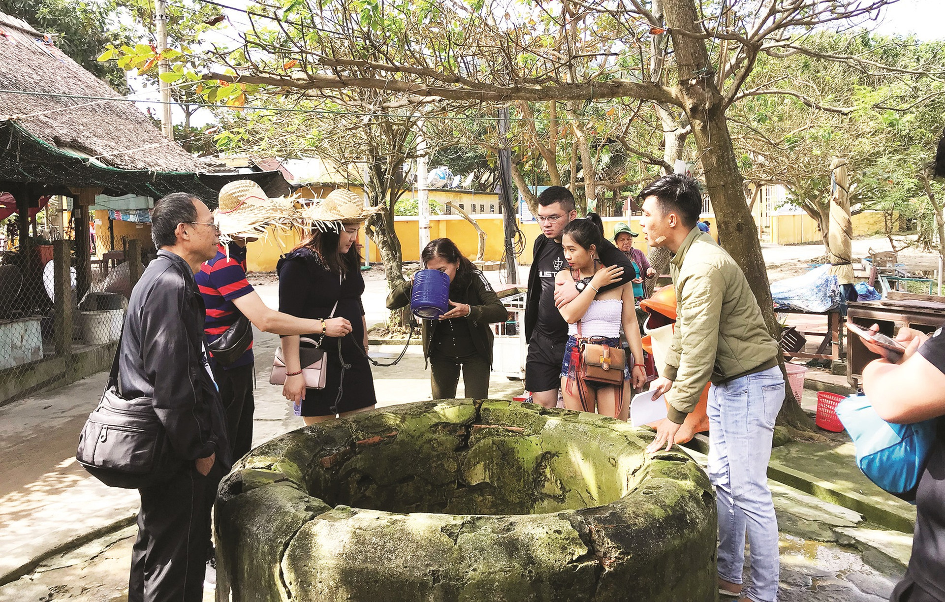 Sự thu hút của du lịch Quảng Nam là bởi văn hóa cư dân bản địa đặc sắc. Trong ảnh: Khách tham quan giếng cổ trên đảo Cù lao Chàm. Ảnh: MINH HẢI