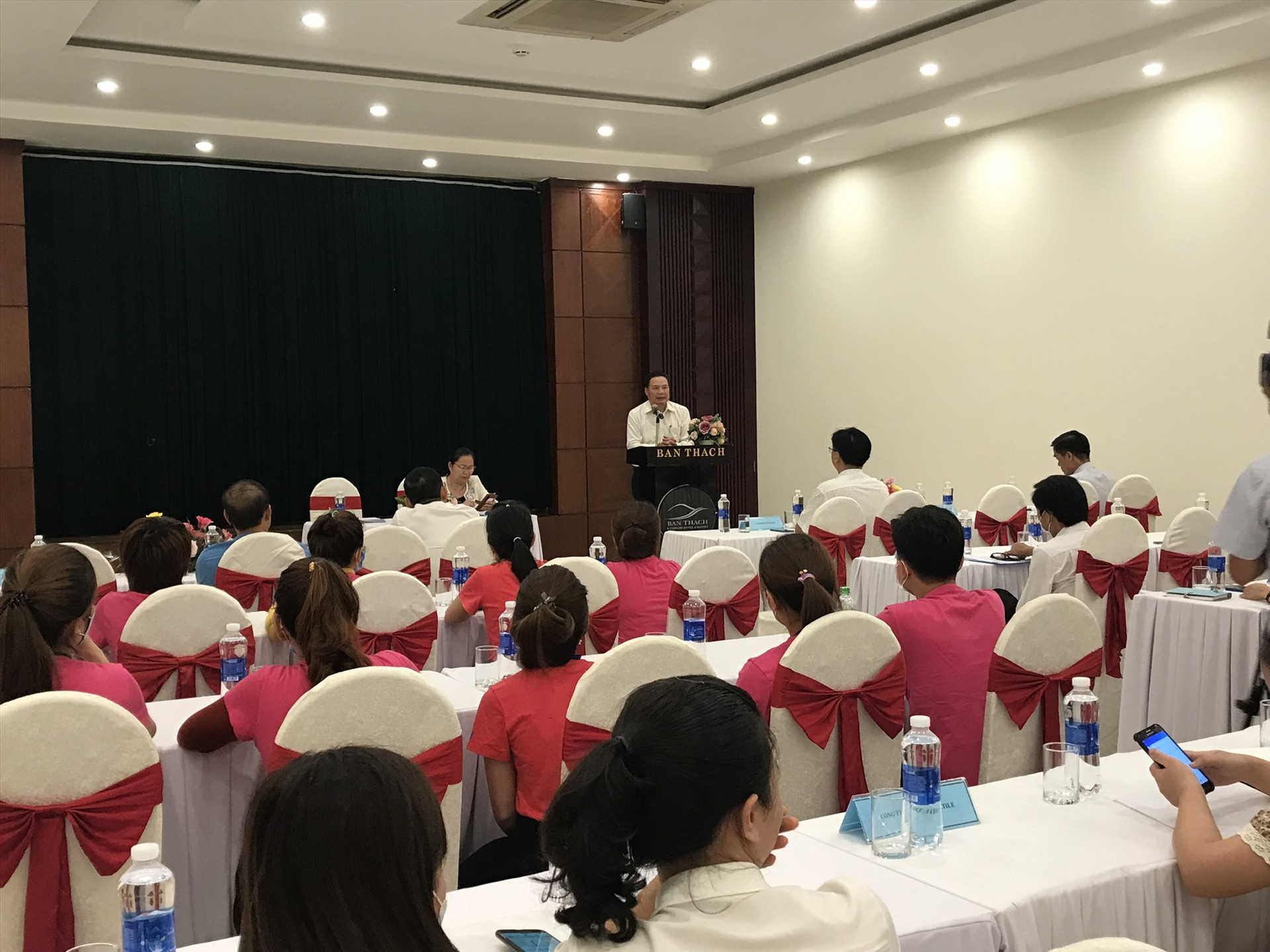 Thứ trưởng Bộ LĐ-TB&XH Lê Văn Thanh đối thoại chính sách hỗ trợ tiền thuê nhà trọ với người lao động. Ảnh: D.L