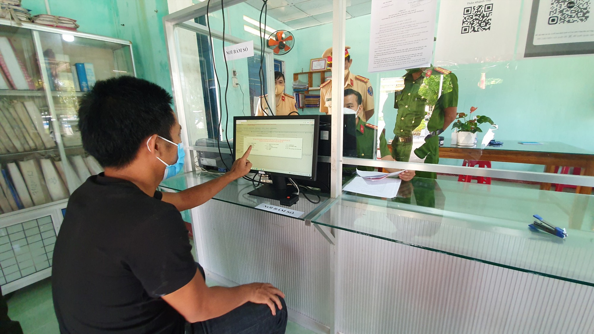 Việc làm thủ tục đăng ký xe mô tô tại công an xã ở Phú Ninh diễn ra thuận lợi. Ảnh: C.Đ