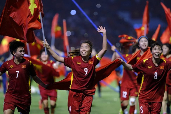 Niềm vui của các cô gái Việt Nam sau khi giành HCV bóng đá nữ - Ảnh: NGUYỄN KHÁNH/TTO