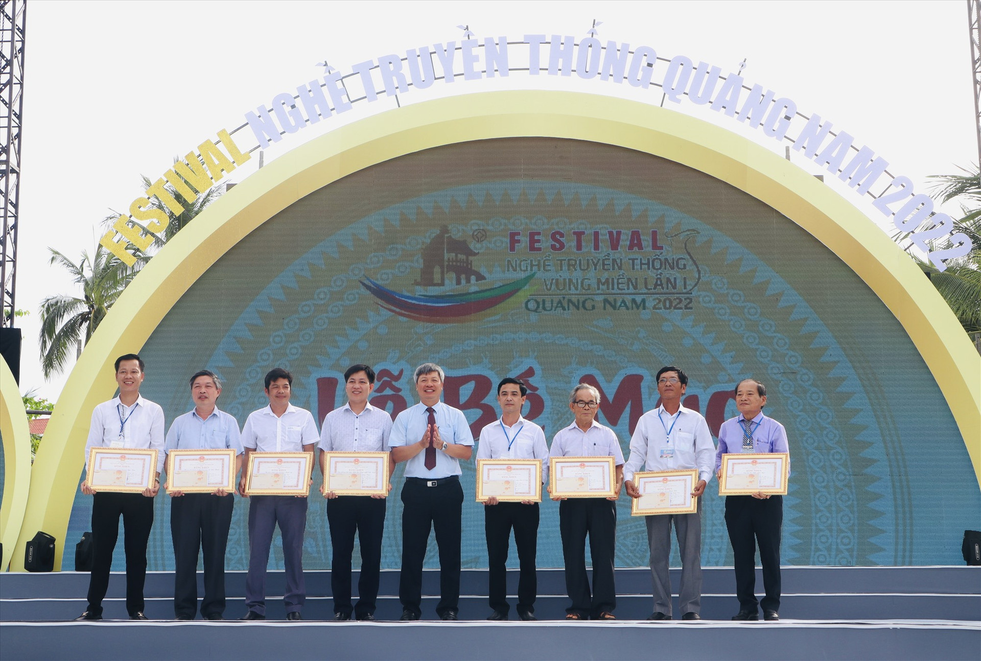 Phó Chủ tịch UBND tỉnh Hồ Quang Bửu tặng bằng khen của Chủ tịch UBND tỉnh cho các tập thể, cá nhân có đóng góp xuất sắc cho Festival Nghề truyền thống vùng miền lần thứ nhất. Ảnh: Q.T