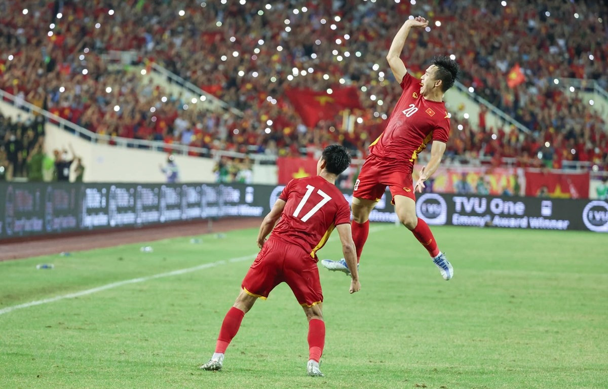 Niềm vui của Mạnh Dũng và đồng đội sau khi ghi bàn thắng duy nhất trận đấu. (Ảnh: Hải An/Vietnam+)