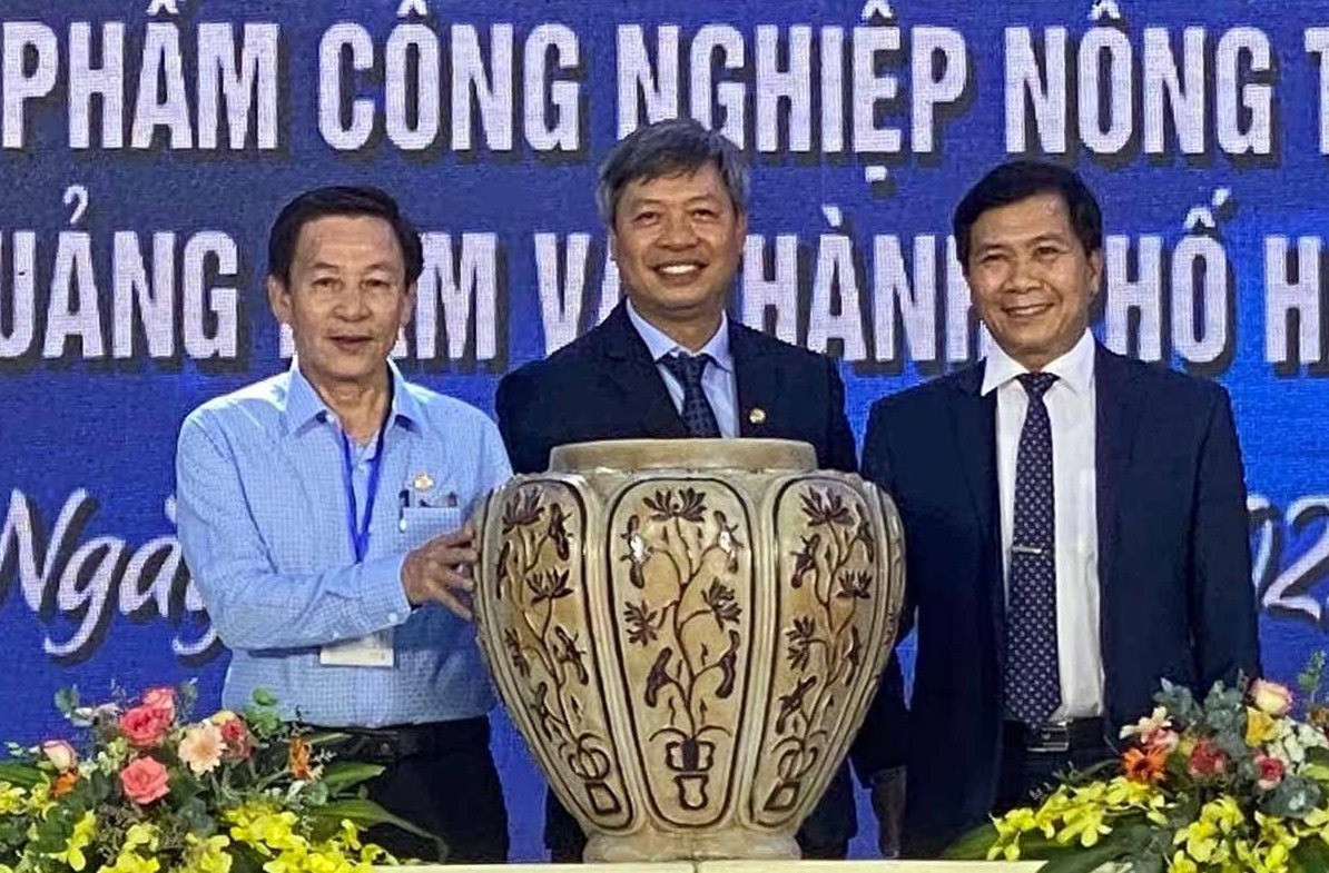Nghệ nhân nhân dân Trần Độ (ngoài cùng bên trái) trao tặng tượng trưng bình gốm cho lãnh đạo tỉnh và lãnh đạo TP.Hội An. Ảnh: K.L