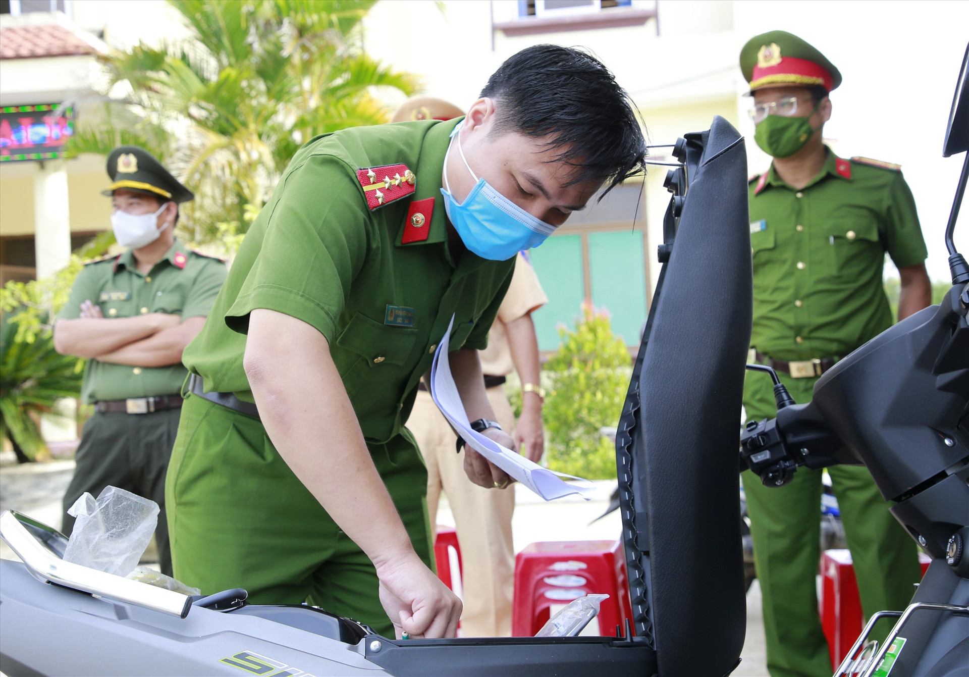 Công an xã Tam Thái làm thủ tục đăng ký xe máy cho người dân sáng 21.5. Ảnh: T.C