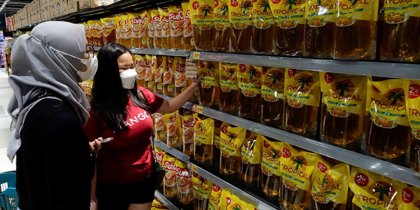 Người tiêu dùng Indonesia chọn lua dầu ăn được làm từ dầu cọ. Ảnh: Reuters