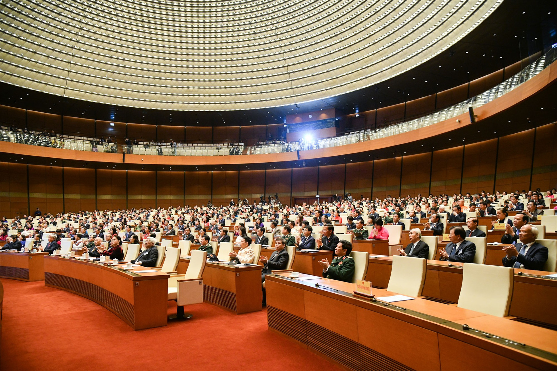 Các đại biểu Quốc hội dự họp tại hội trường Diên Hồng