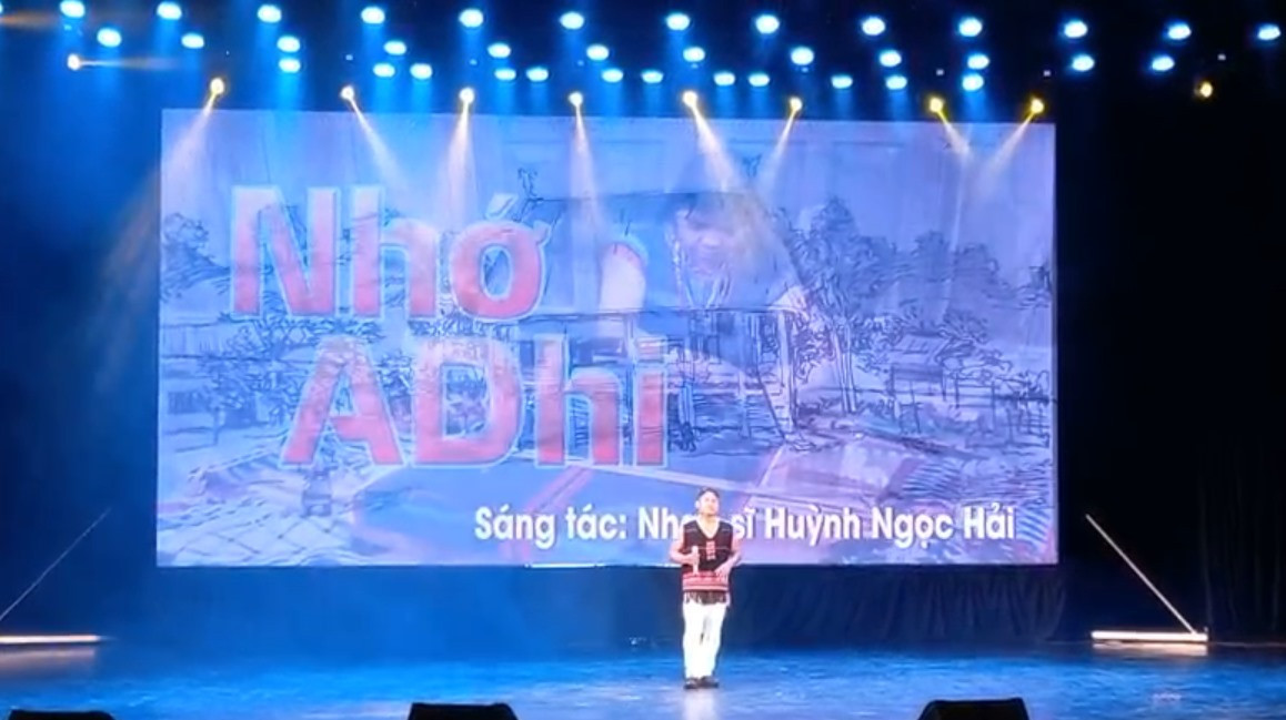 Ca khúc “Nhớ A Dhi” của Huỳnh Ngọc Hải được NSƯT Xuân Đề trình diễn tại Liên hoan. Ảnh: Tác giả cung cấp.