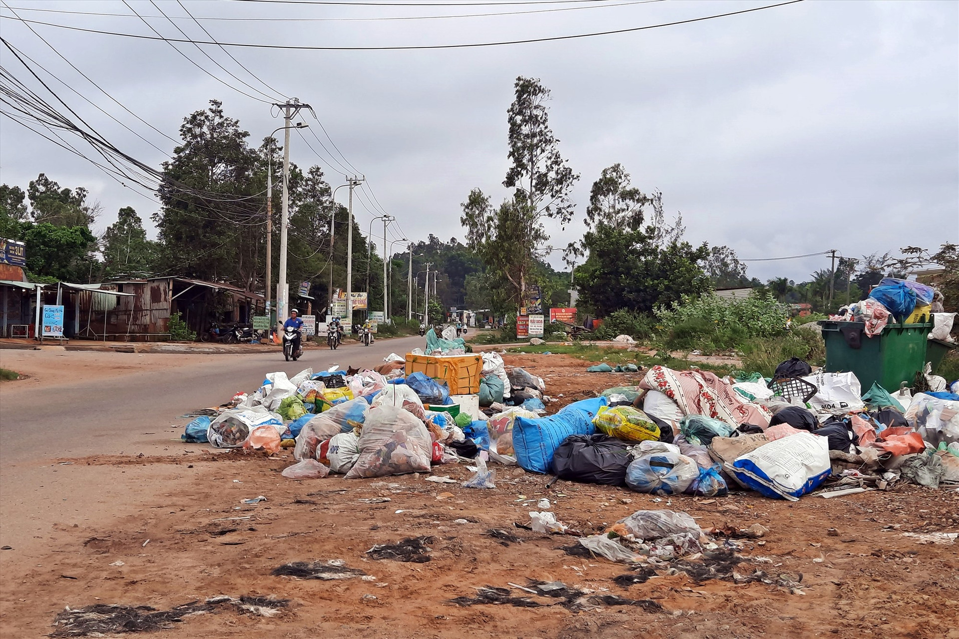 Bãi tập kết rác gần trụ sở hành chính xã Tam Quang đang là điểm gây ô nhiễm môi trường. Ảnh: Đ.Y