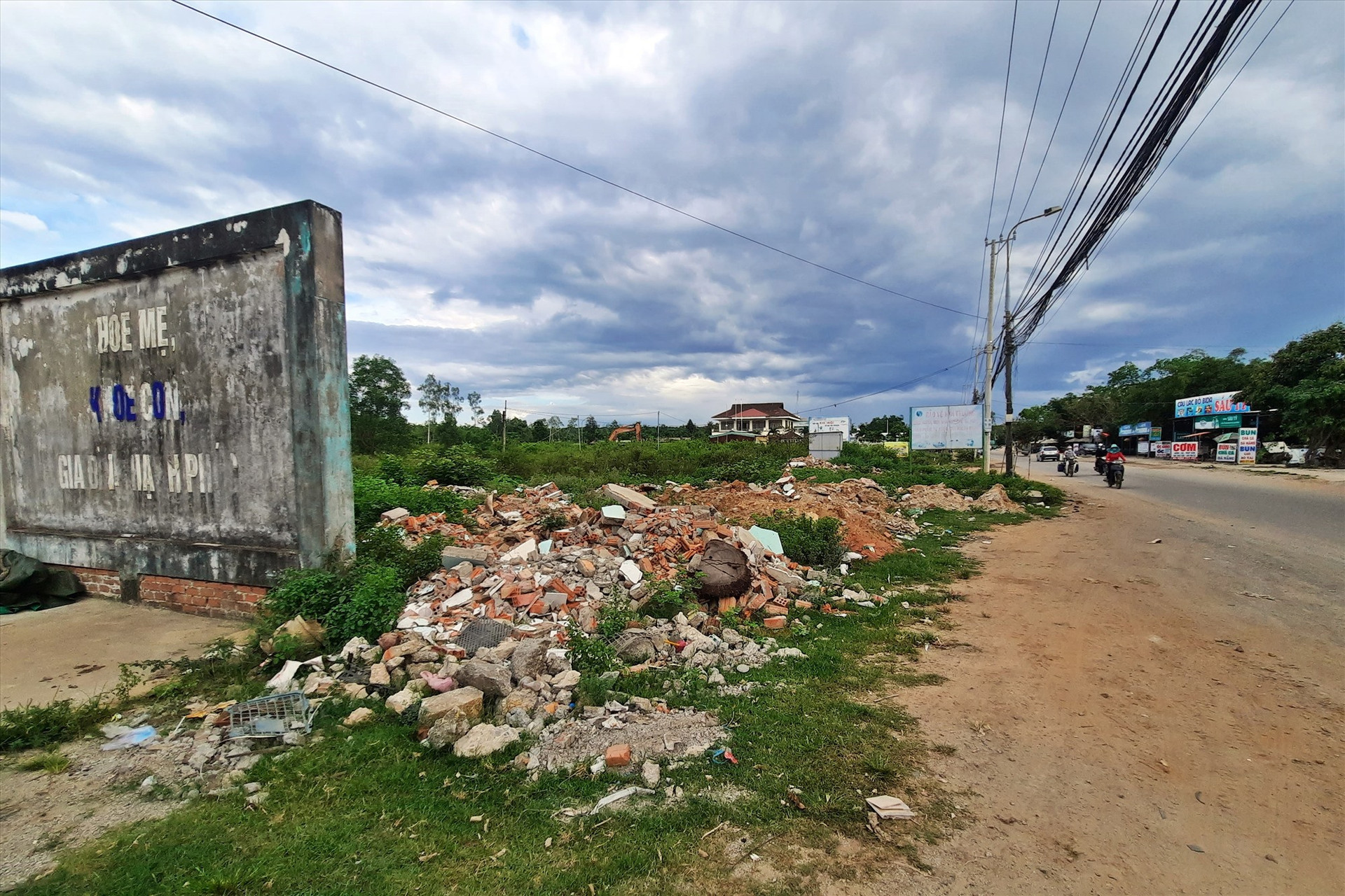 Một đống xà bần nằm giữa trung tâm xã Tam Quang. Ảnh: Đ.Y