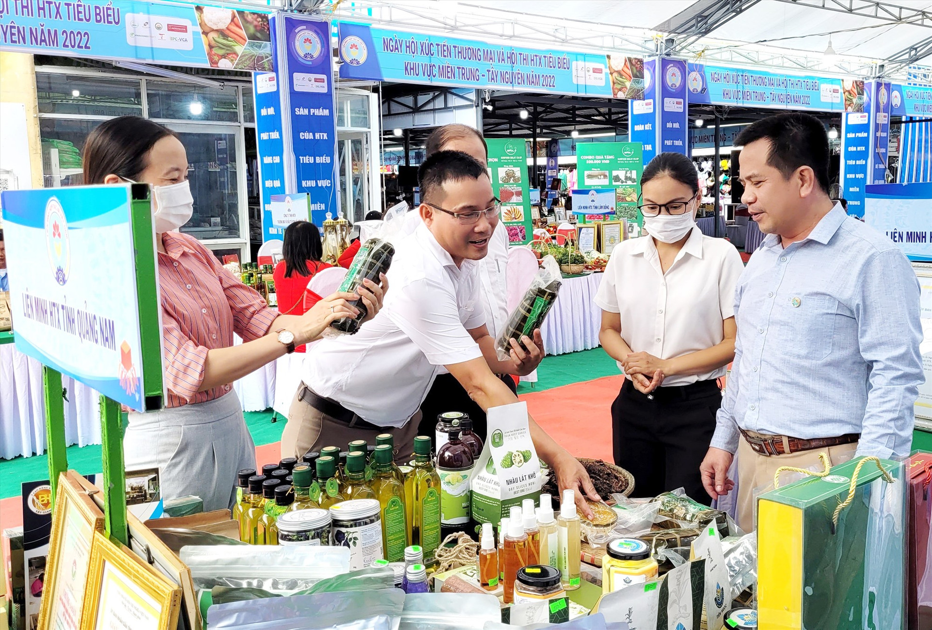 Các sản phẩm tiêu biểu trong tỉnh tham gia trưng bày, giới thiệu trong khuôn khổ Diễn đàn kinh tế tập thể, hợp tác xã khu vực miền Trung - Tây Nguyên vừa diễn ra tại Quảng Nam. Ảnh: VINH ANH