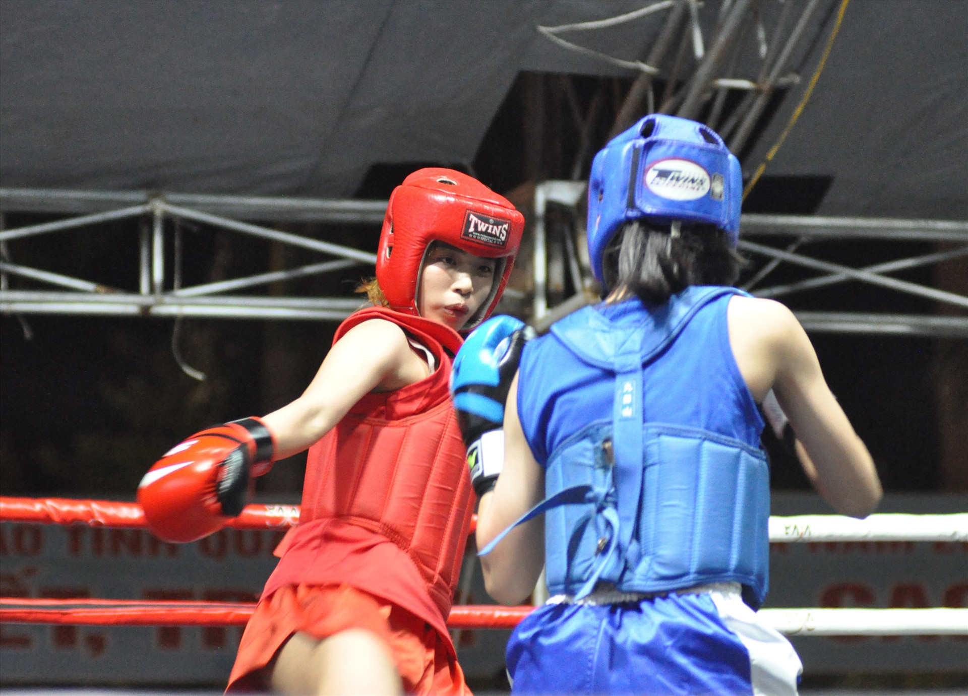 VĐV Huỳnh Thị Thanh Thúy - Đại Lộc (bên trái) thi đấu khá hay trong trận chung kết và giành HCV hạng cân 56 kg. Ảnh: A.S