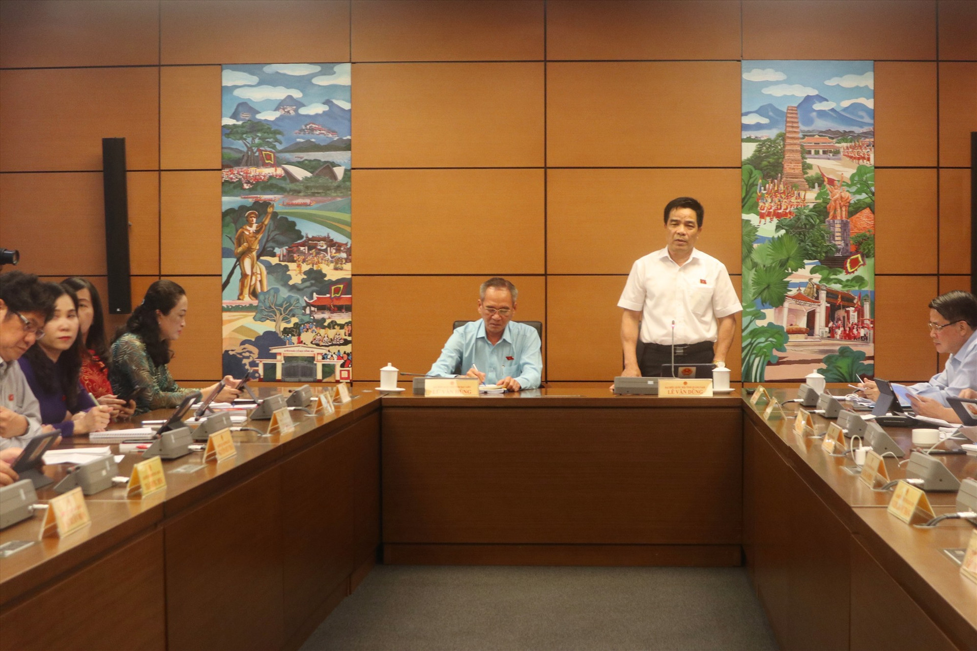 Trưởng đoàn Đại biểu Quốc hội tỉnh Lê Văn Dũng thảo luận tại tổ