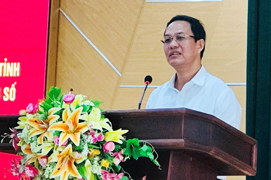 Trưởng ban Dân tộc tỉnh Alăng Mai giới thiệu nội dung