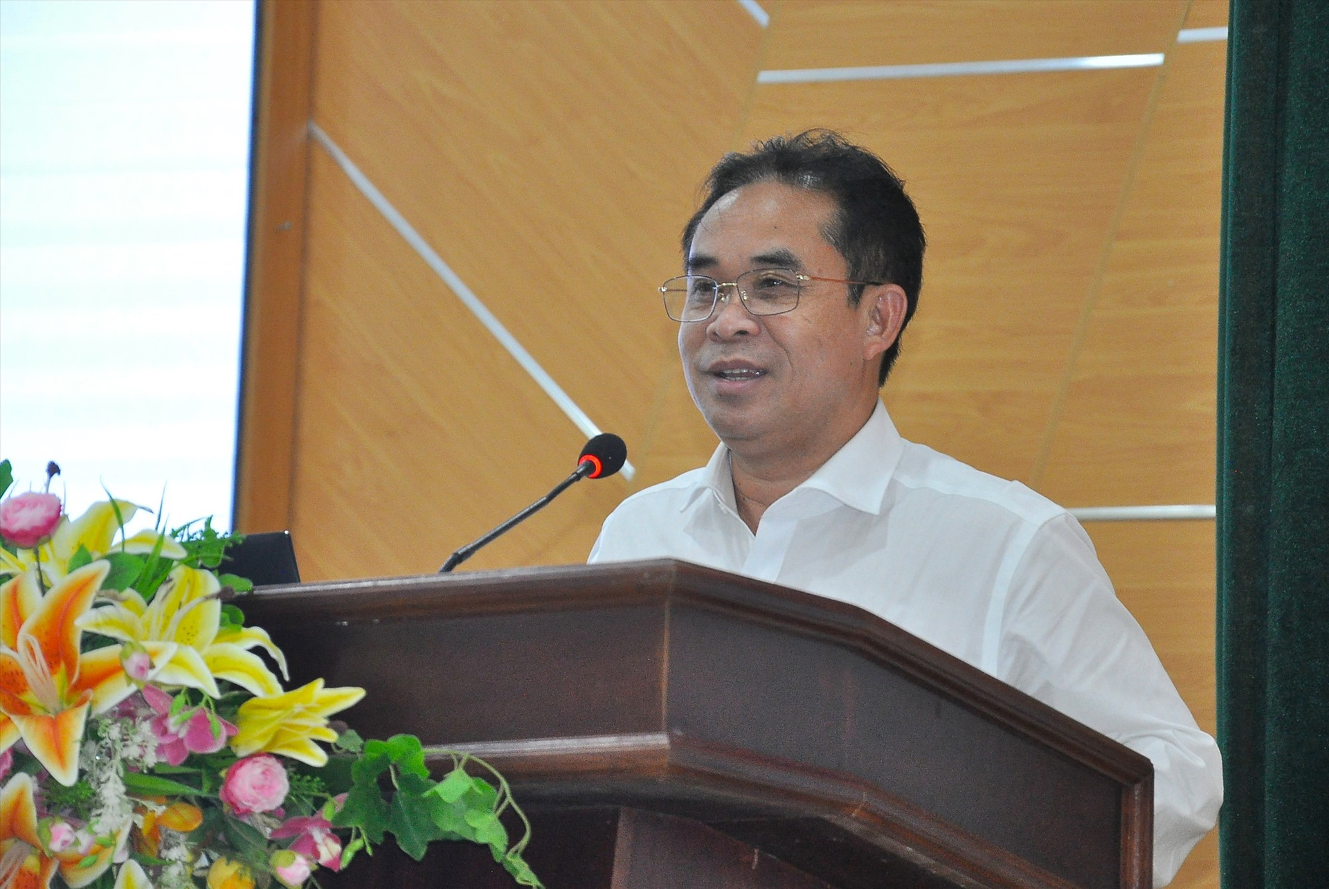 Phó Chủ tịch UBND tỉnh Trần Anh Tuấn phát biểu, giới thiệu các chủ trương, chính sách về phát triển kinh tế - xã hội vùng đồng bào dân tộc thiểu số. Ảnh: V.A