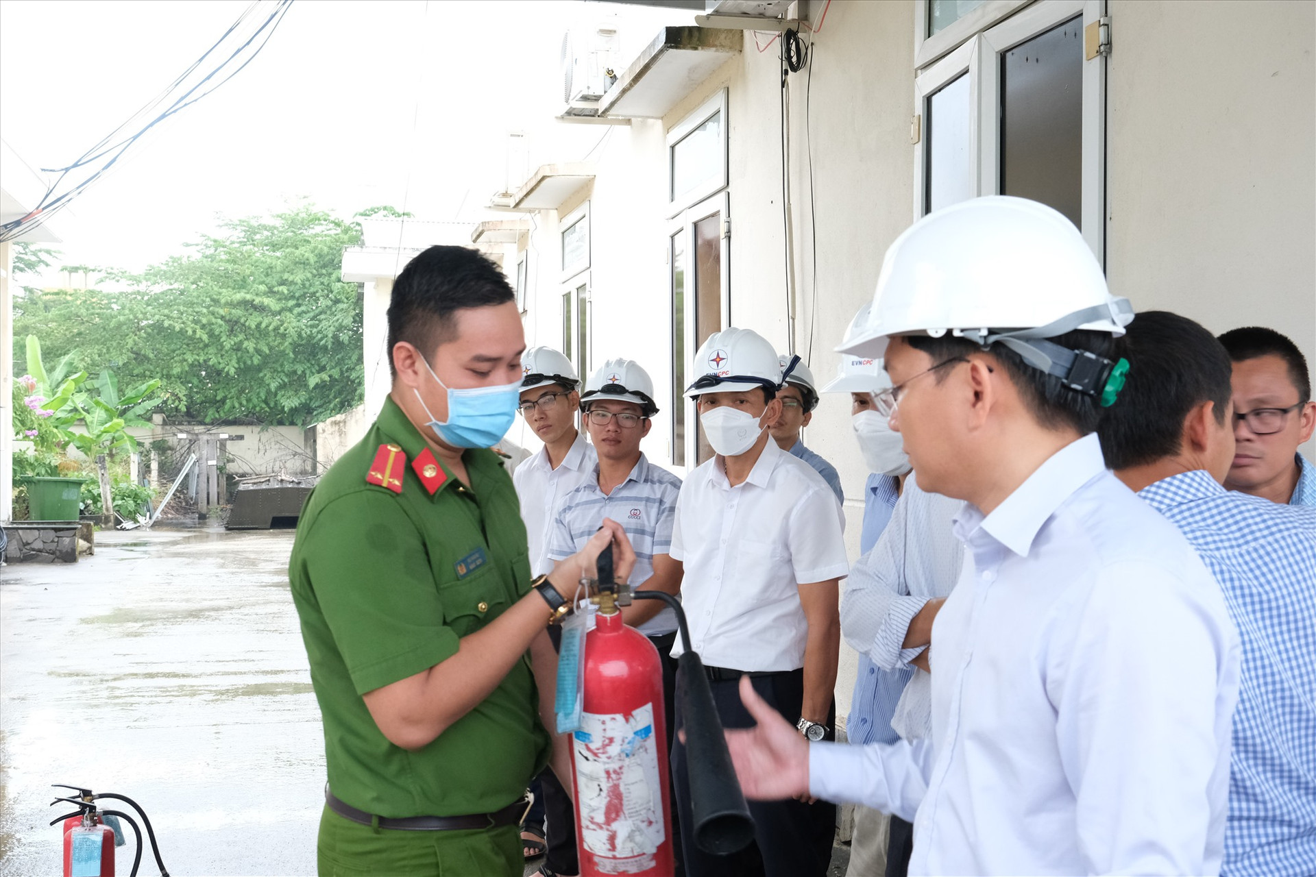 Cán bộ Công an TP.Tam Kỳ hướng dẫn cho cán bộ, công nhân viên PC Quảng Nam về cách sử dụng phương tiện chữa cháy tại chỗ. Ảnh: H.P
