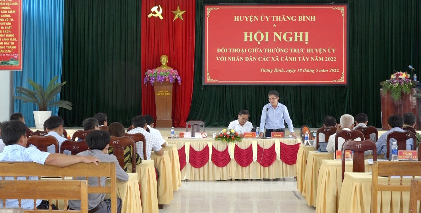 Lãnh đạo huyện Thăng Bình trả lời ý kiến cử tri. Ảnh: B.T