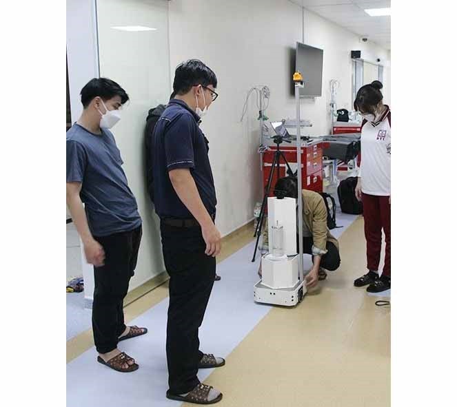 Các thành viên thử nghiệm sản phẩm Robot khử trùng tự động.