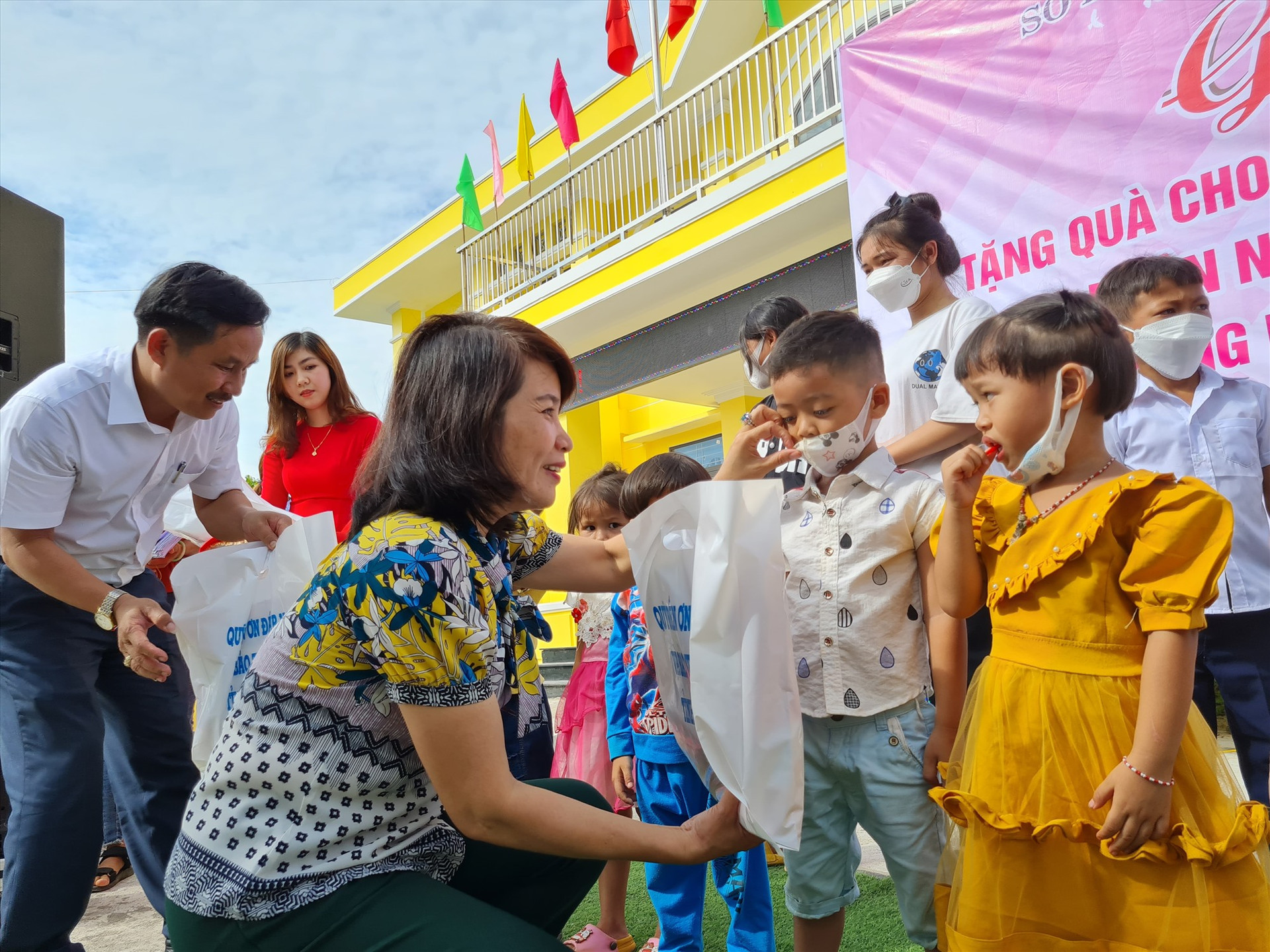 Bà Lưu Thị Bích Ngọc - Phó Giám đốc Sở LĐ-TB&XH trao quà cho trẻ em. Ảnh: D.L