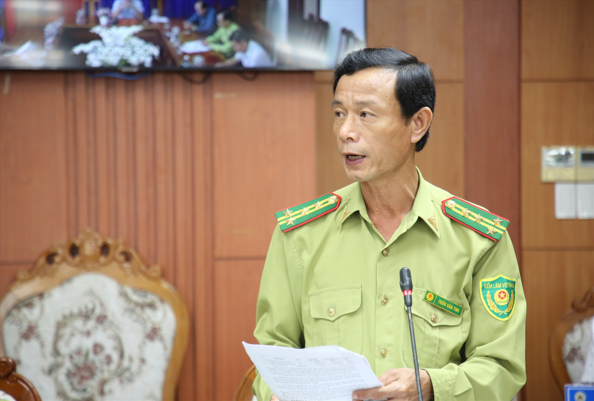 Ông Trần Văn Thu - Chi Cục trưởng Chi cục Kiểm lâm tỉnh báo cáo thông tin về chương trình trồng rừng gỗ lớn trên địa bàn tỉnh. Ảnh: A.N