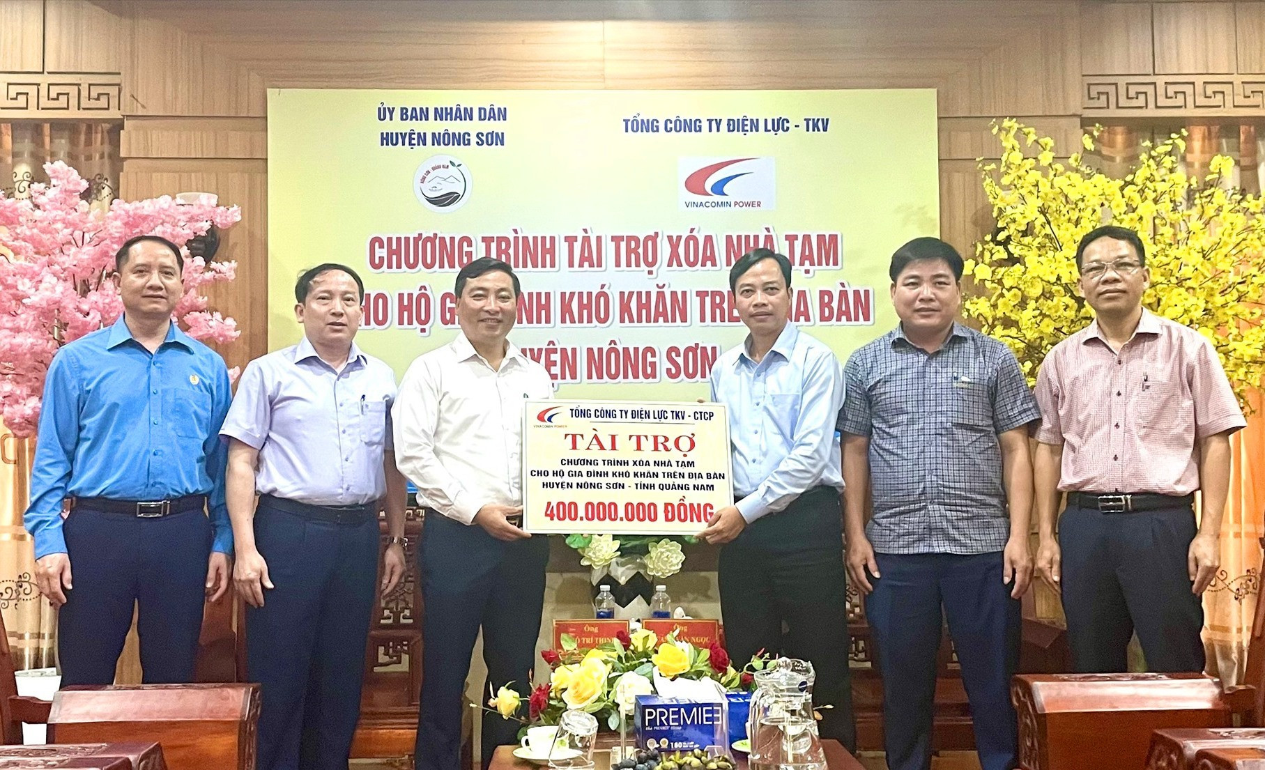Tổng công ty Điện lực TKV trao tặng 400 triệu đồng xóa nhà tạm cho hộ khó khăn ở huyện Nông Sơn. Ảnh: TÂM LÊ