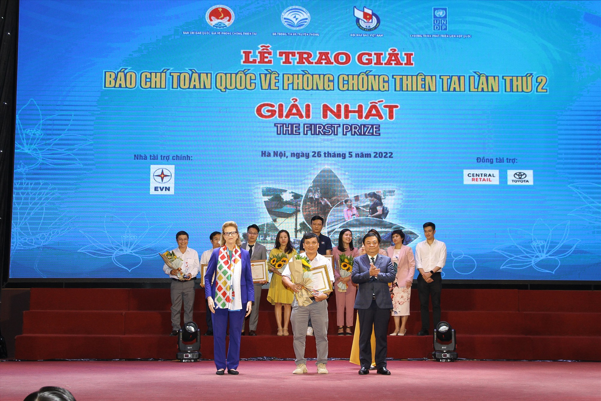 Đại diện nhóm tác giả của Báo Quảng Nam nhận giải Nhất