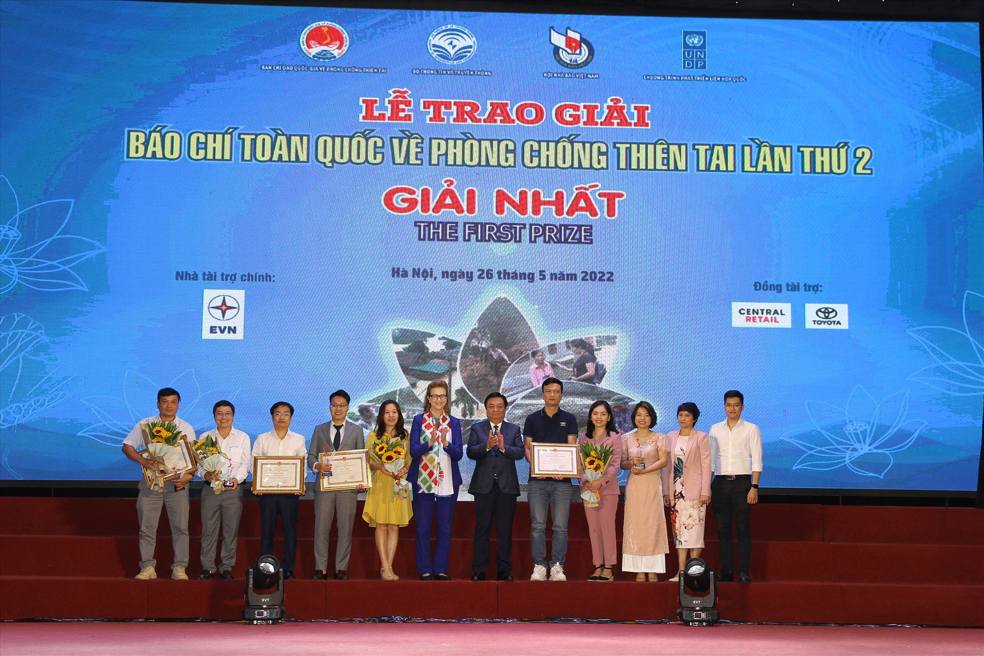 Bộ trưởng Bộ NN-PTNT Lê Minh Hoan trao giải Nhất cho các tác giả, đại diện nhóm tác giả