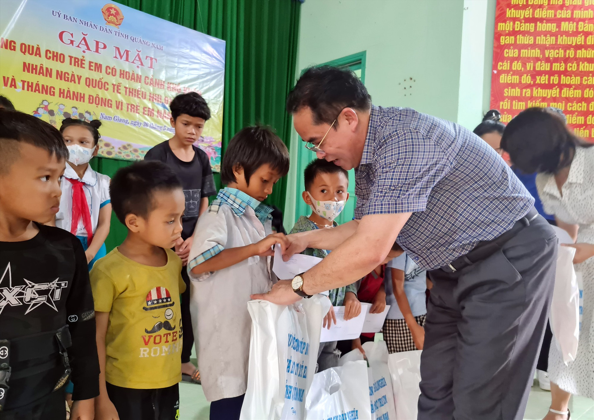 Phó Chủ tịch UBND tỉnh Trần Anh Tuấn trao quà cho trẻ em xã Chà Val. Ảnh: D.L