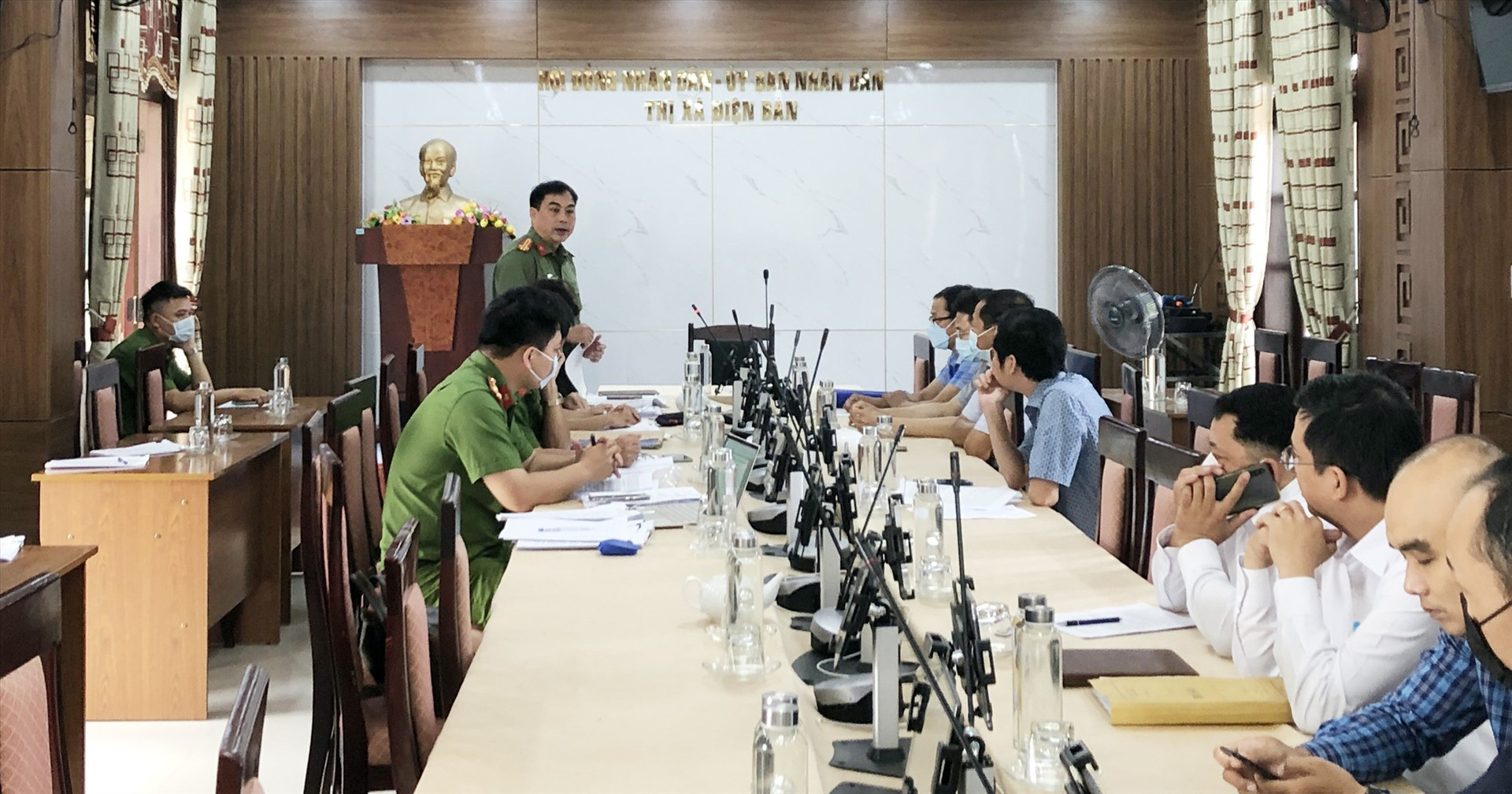 Thanh tra Công an tỉnh thanh tra việc chấp hành quy định pháp luật về phòng cháy chữa cháy tại UBND thị xã Điện Bàn năm 2022. Ảnh: T.T