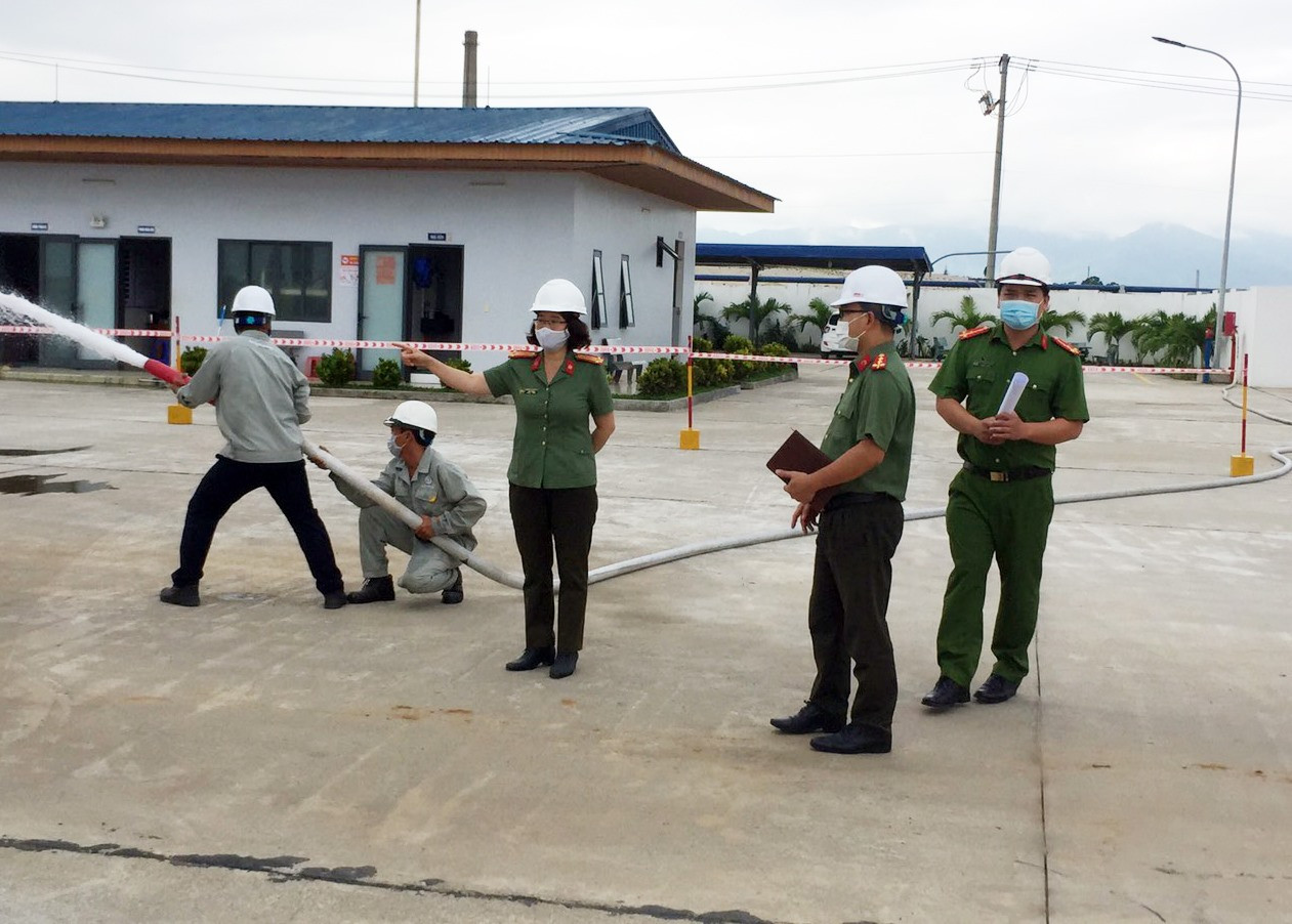 Cán bộ Thanh tra Công an tỉnh thanh tra việc chấp hành các quy định của pháp luật về phòng cháy chữa cháy tại Công ty CP Xăng dầu Chu Lai. Ảnh: T.T