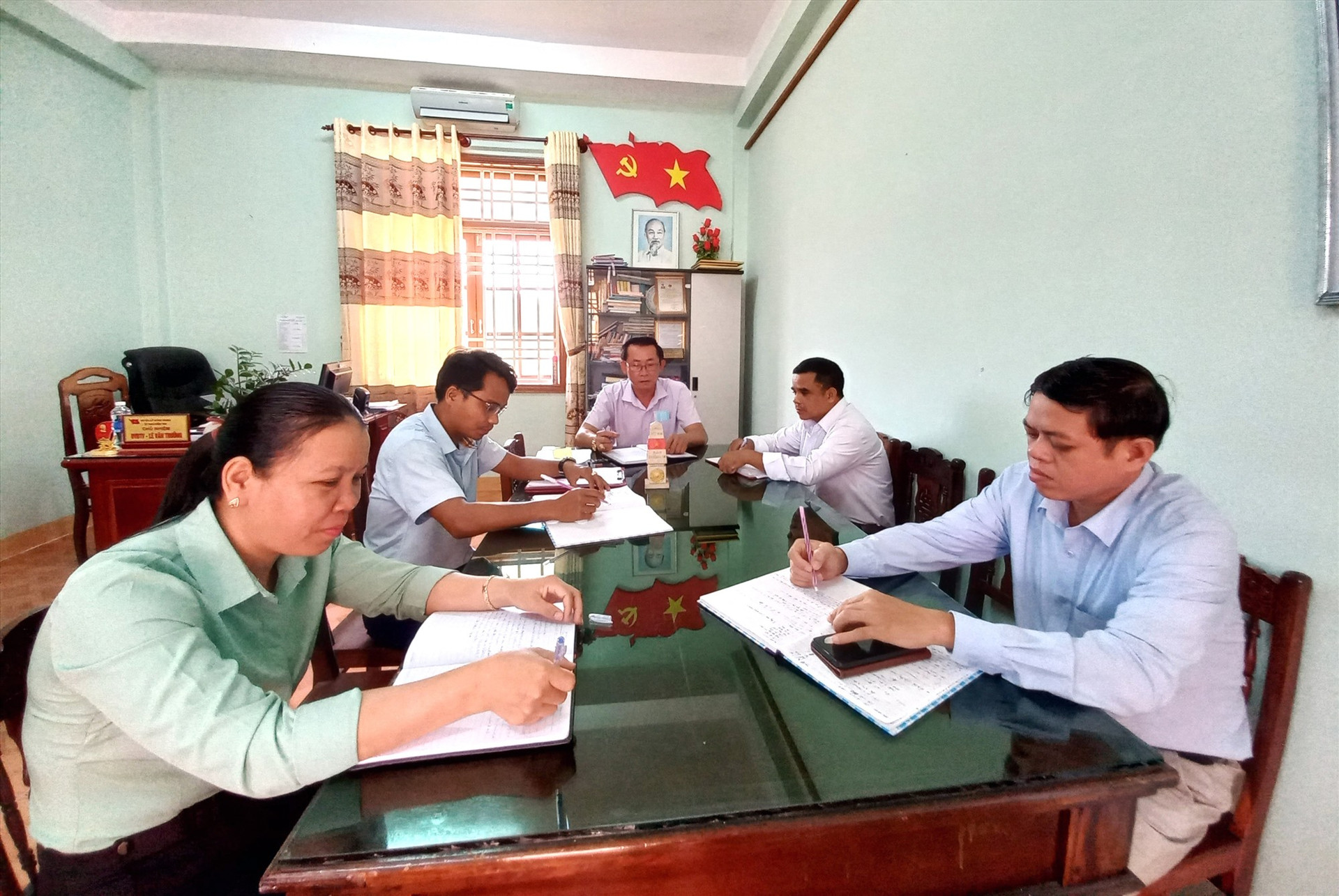 UBKT Huyện ủy Đông Giang họp giao ban đầu tuần để đánh giá tiến độ công việc. Ảnh: C.T
